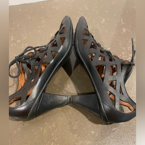 Gentle Souls Black Leather Sandals by Kenneth Cole - Picture 7 of 9